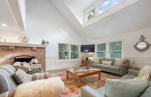 Smart TV, fireplace