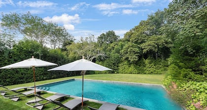 Nagelneu im Herzen von East Hampton Village mit Pool