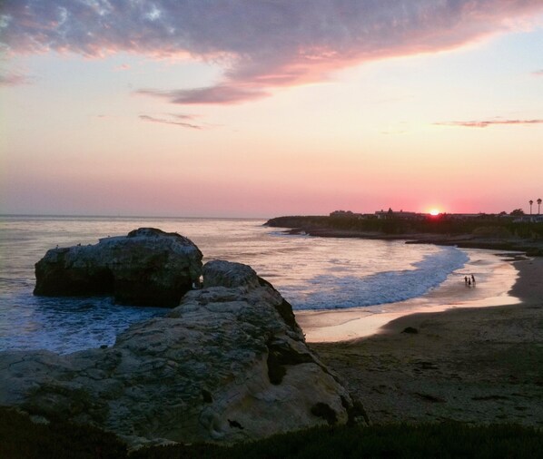 Beach nearby, sun loungers - Natural Bridges BIG Beach House walk to cafes, bars, food, & BEACH (Santa Cruz)