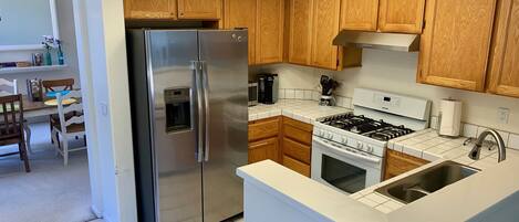 Kjøleskap, mikrobølgeovn, ovn og kokeplater