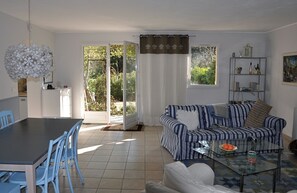Télévision, cheminée, lecteur de DVD, livres