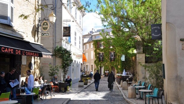 Mukulakivikatu, jonka varrella sijaitsee Café de l'Ormeaun ulkoilmakahvila.