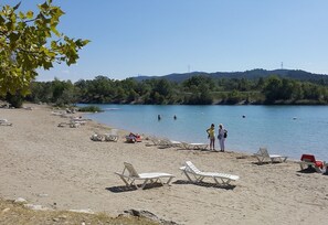 Chaises longues, serviettes de plage