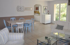 Télévision, cheminée, lecteur de DVD, livres