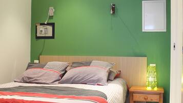 In-room safe, iron/ironing board, WiFi, bed sheets