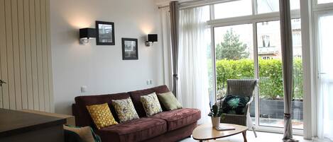 Fernseher, DVD-Player, Tischtennisplatte, Bücher