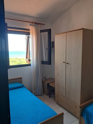 4 dormitorios, tabla de planchar con plancha, cuna de viaje