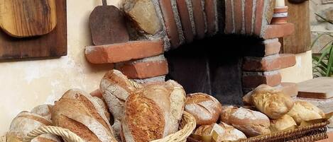 Un forno a mattoni tradizionale con un cartello di legno sopra.