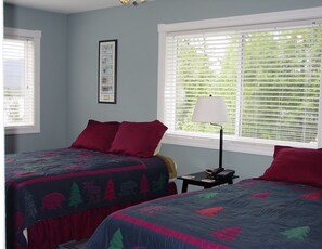 5 bedrooms, iron/ironing board, WiFi, bed sheets - Almost Home VR 5-Bdrm, 5 Bath overlooking Knudson Cove Marina. Fishermen welcome (Ketchikan)