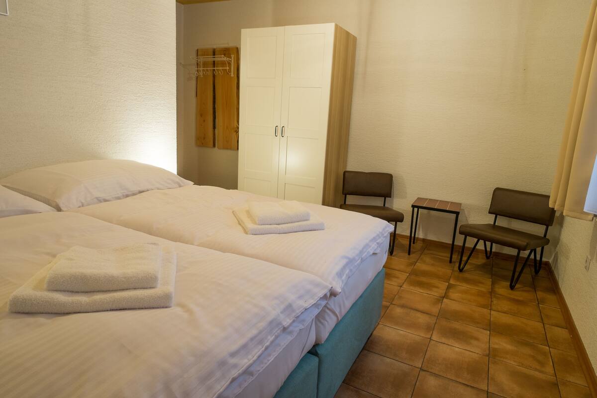 1 bedroom, premium bedding, Select Comfort beds, blackout drapes