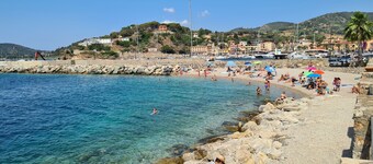 Porto azzurro delizioso appartamento con terrazzo sopra la spiaggia.