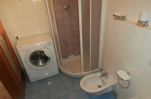 Dusj, bidé og toalettpapir