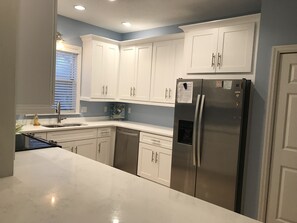 Kylskåp, mikrovågsugn, ugn och spishäll