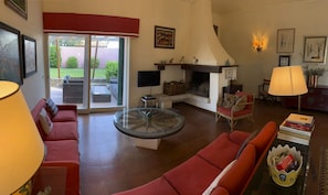 Smart TV, fireplace, DVD player, ping pong