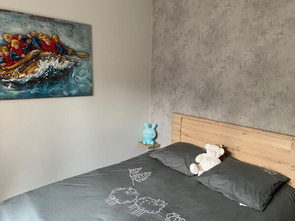 A bedroom with a bed, a painting, a blue toy, and a white teddy bear. - Magnificent villa with infinity pool / Magnifique villa avec piscine privée (Uchaux)
