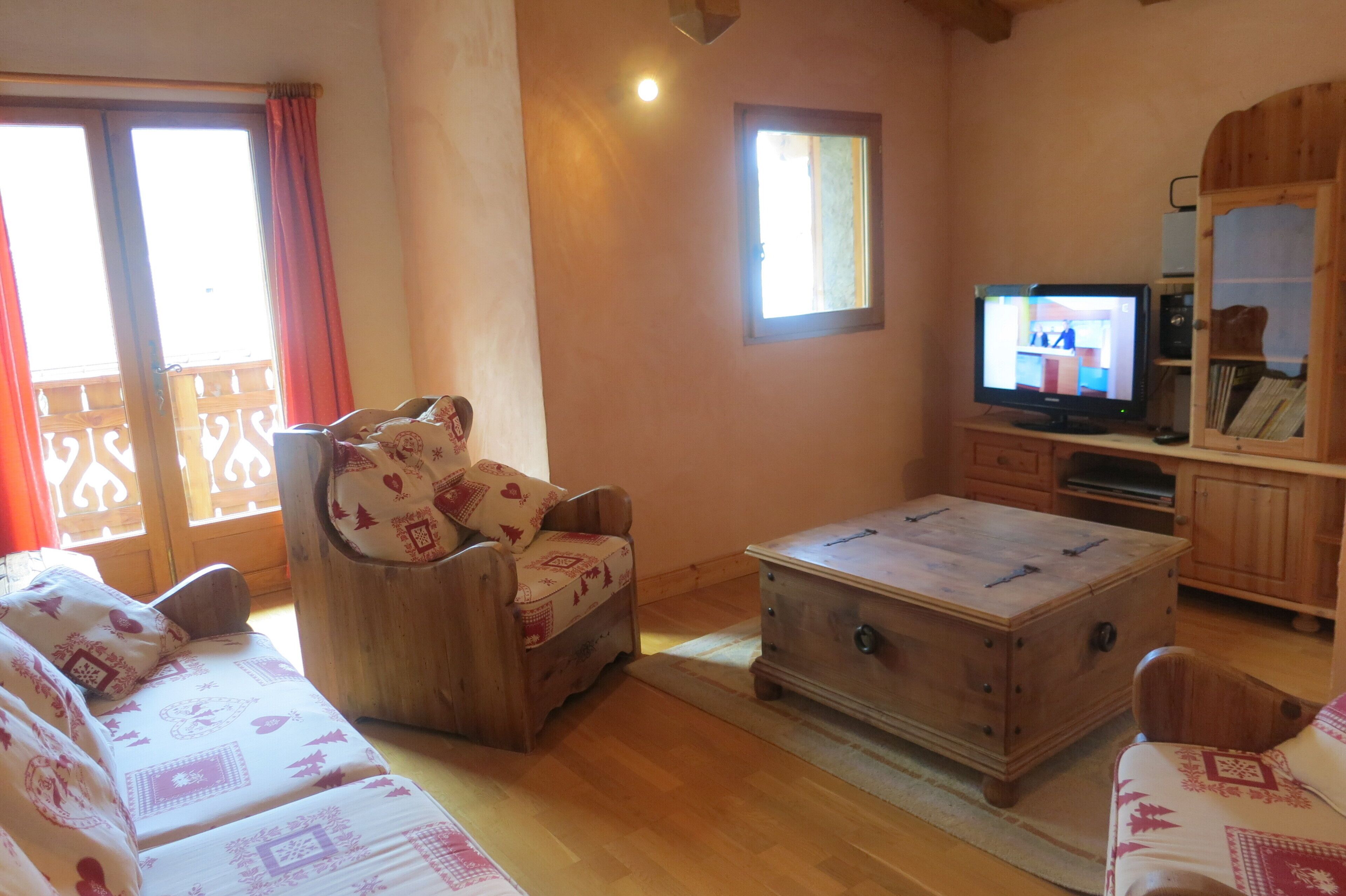 Télévision, lecteur de DVD, livres, chaîne hi-fi