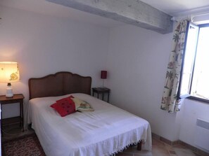 3 chambres, fer et planche à repasser, Wi-Fi, draps fournis