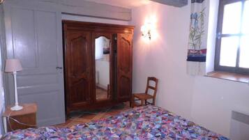 3 chambres, fer et planche à repasser, Wi-Fi, draps fournis