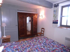 3 habitaciones, tabla de planchar con plancha, wifi y ropa de cama