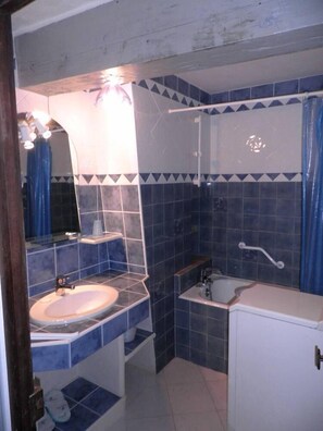 Baignoire, sèche-cheveux