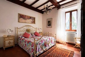 6 slaapkamers, een strijkplank/strijkijzer, wifi, beddengoed