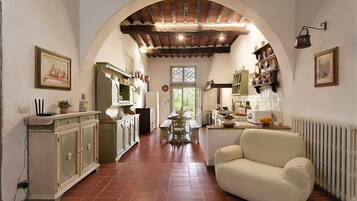 Fernseher, Kamin, DVD-Player, Bücher