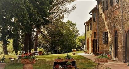 Charmante ferme en pierre spacieuse en 1500 avec piscine privée