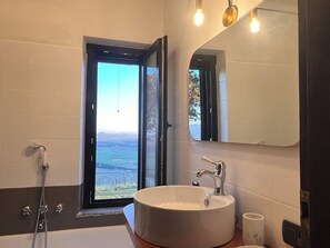 Baignoire, séchoir à cheveux, serviettes fournies
