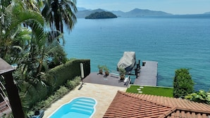 A swimming pool with a view of the sea and mountains in the background. - Wonderful house by the water in Angra dos Reis. (Angra dos Reis)