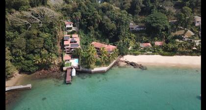 Magnifique maison au bord de l'eau Ă Angra dos Reis.