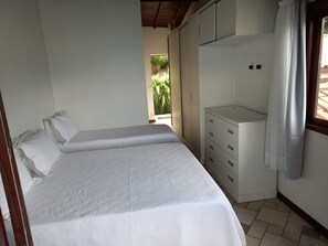 5 bedrooms, iron/ironing board, WiFi, bed sheets - Wonderful house by the water in Angra dos Reis. (Angra dos Reis)