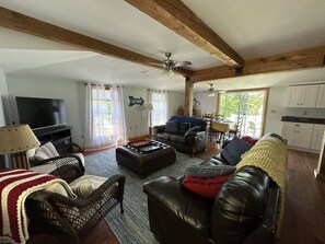 Een smart-tv, een open haard, een dvd-speler en boeken