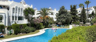 Walk to the Beach! 1 Bedroom Comfy Condo