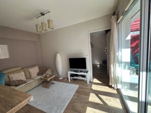 Una televisión, un reproductor estéreo