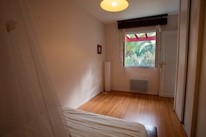 1 chambre, fer et planche à repasser, lit parapluie, Wi-Fi gratuit