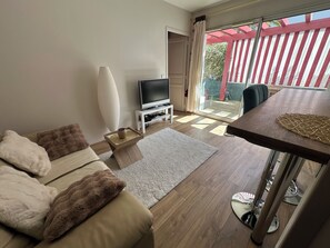 Una televisión, un reproductor estéreo