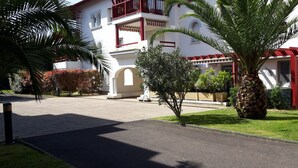 A multi-story building with balconies, a paved driveway, and landscaped gardens. - ANGLET T2 Classified - Beaches and Forest, Comfortable, Terrace 25m2, Baby equipment (Anglet)
