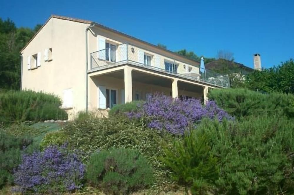 Nice and bright house, 3 stars in the Lot for the pleasure of all.