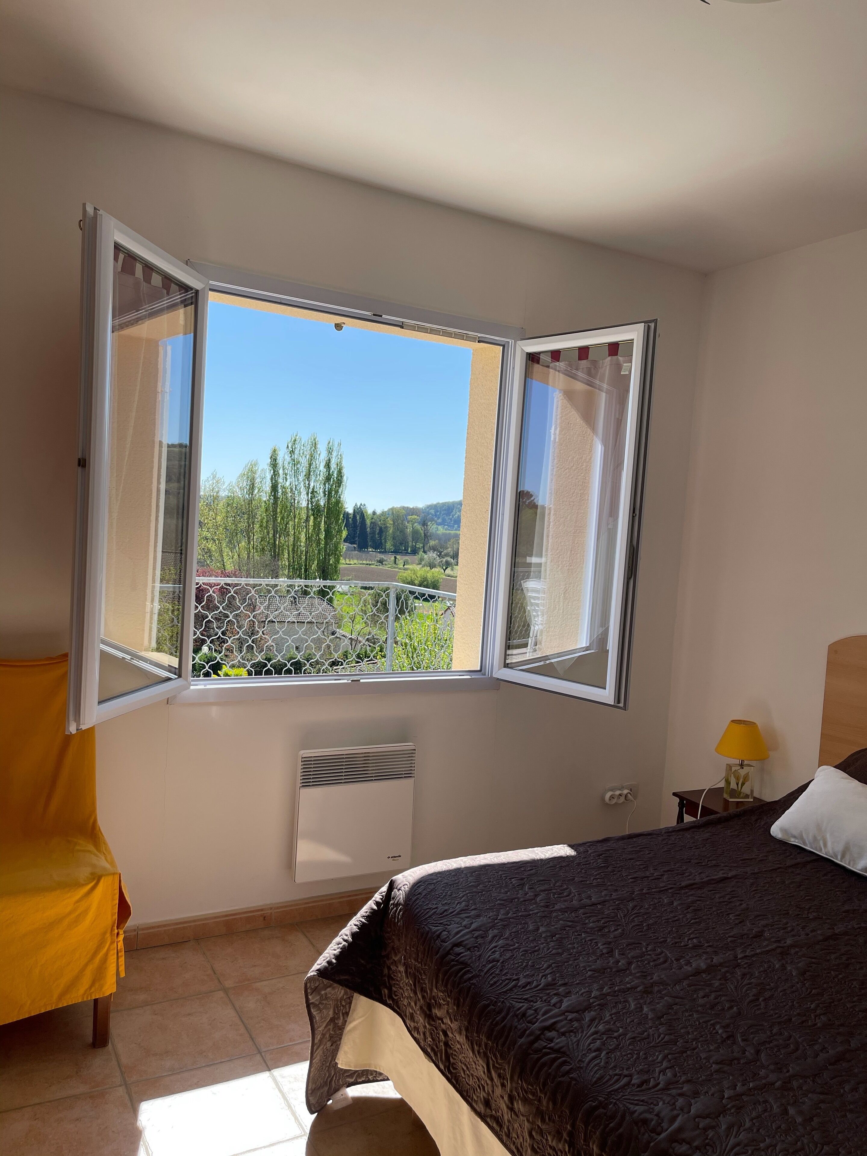 Nice and bright house, 3 stars in the Lot for the pleasure of all.