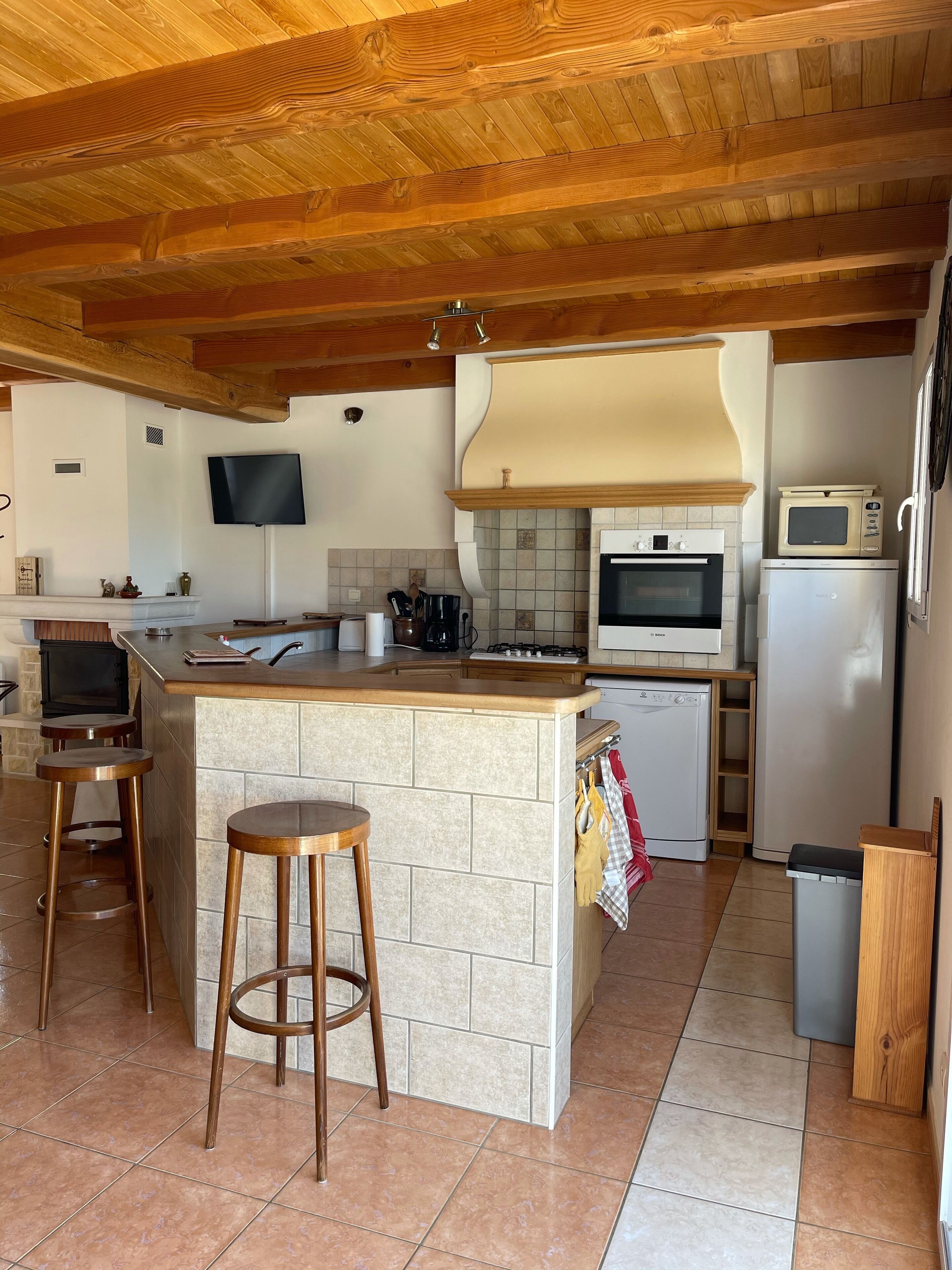 Nice and bright house, 3 stars in the Lot for the pleasure of all.