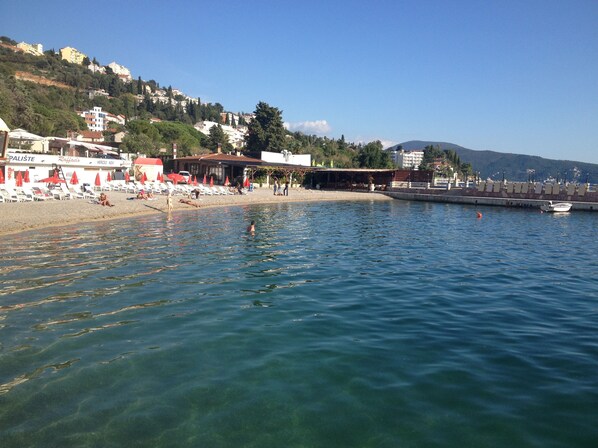 Una spiaggia nelle vicinanze