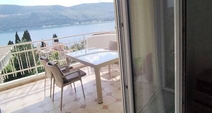 Stunning sea view, 50m from the sea, shops,cafes,restaurants,old town