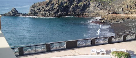 Una piscina al aire libre, una piscina climatizada