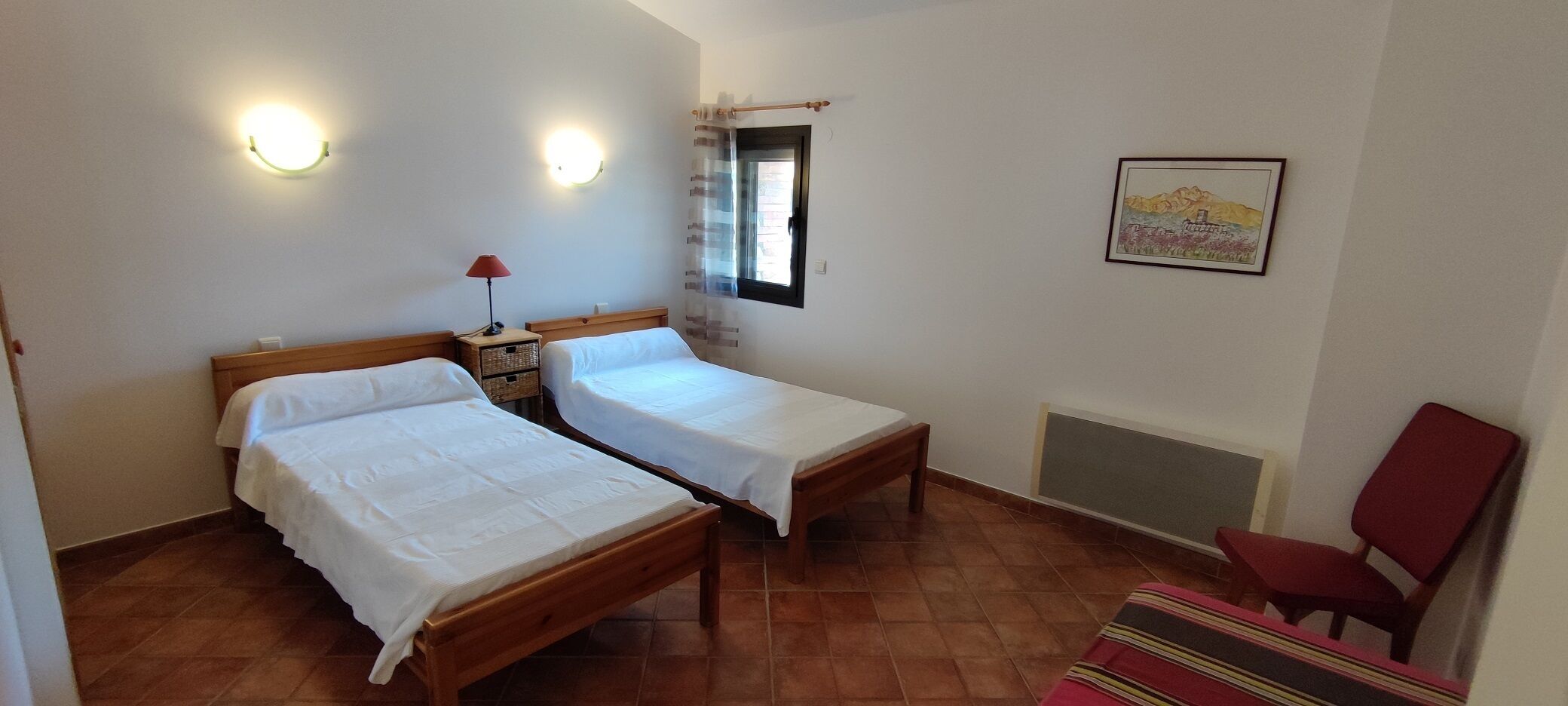 2 quartos, ferros/tábuas de passar roupa, berço de viagem