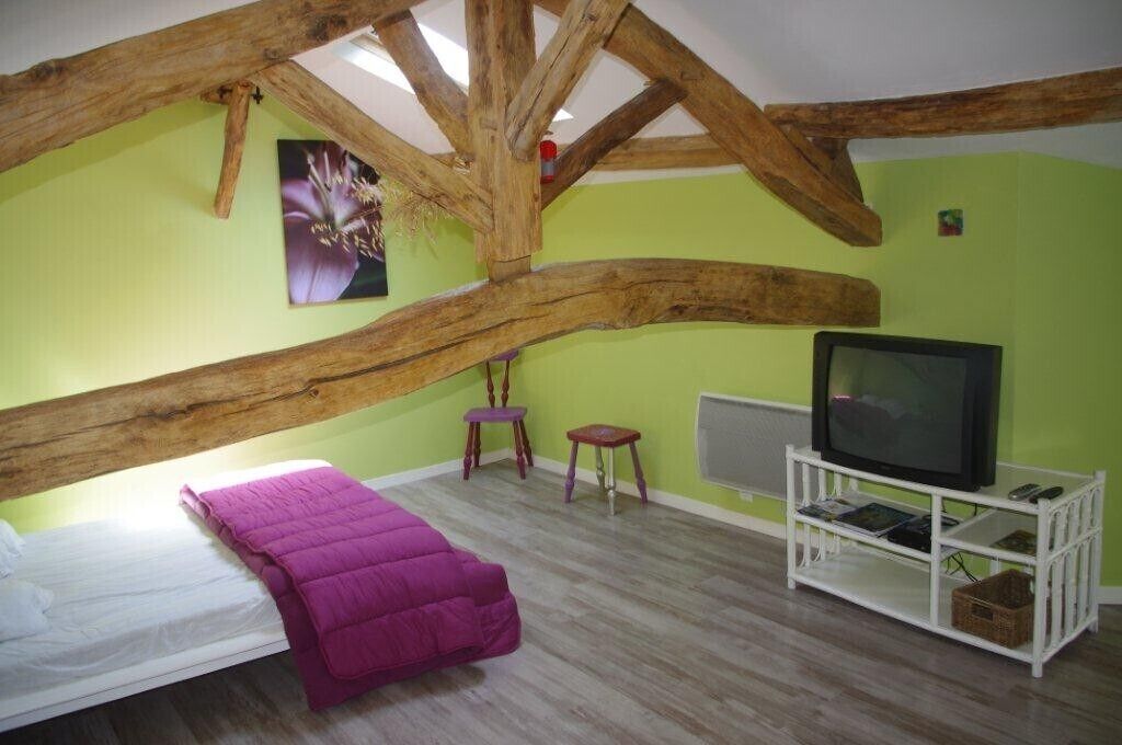 3 間睡房、書桌、熨斗/熨衫板、可攜式嬰兒床