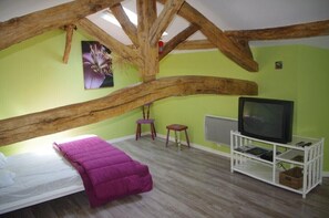 3 chambres, bureau, fer et planche Ă repasser, lit parapluie