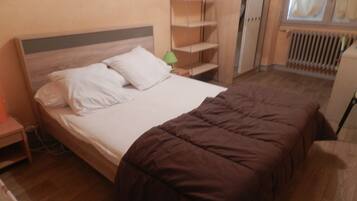 3 chambres, bureau, fer et planche à repasser, lit parapluie