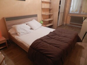 3 bedrooms, desk, iron/ironing board, travel crib