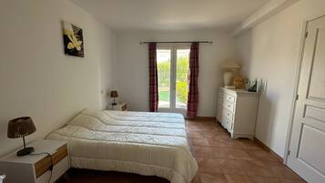 4 bedrooms, iron/ironing board, travel crib, internet