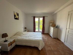 4 slaapkamers, een strijkplank/strijkijzer, reisbedje, internet